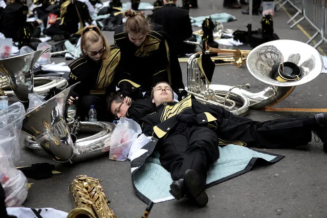 Members of a marching band take a break before performing during the New Year's Day parade in London, Britain on January 1, 2018. (Photo by Simon Dawson/Reuters)