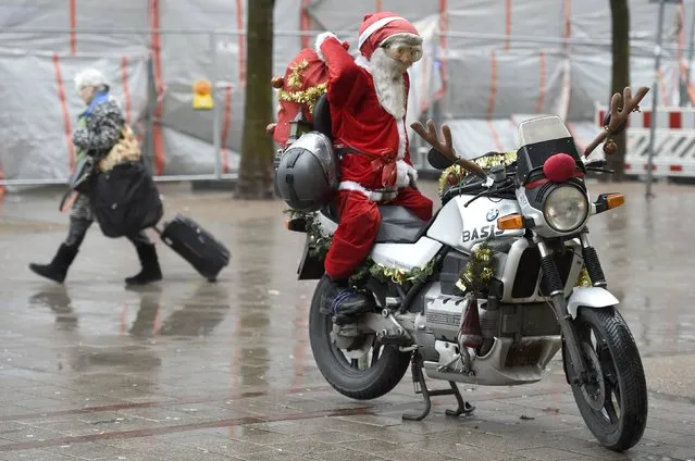 A doll dressed as Santa Claus sits on a bike in downtown Hamburg, December 24, 2014. (Photo by Fabian Bimmer/Reuters)