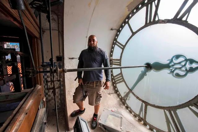 Uruguayan clockkeeper Abdel Ghaffar (born Raul Amaral) poses by the clock of Montevideo' s Cathedral, in Montevideo on March 19, 2018. (Photo by Pablo Porciuncula Brune/AFP Photo)