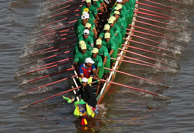 Participants row their boat during the annual Water Festival on the Tonle Sap river in Phnom Penh, Cambodia November 13, 2016. (Photo by Samrang Pring/Reuters)