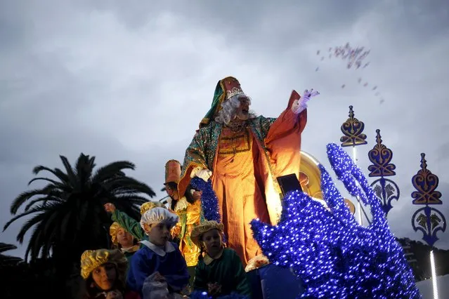 An actor dressed as Melchior, one of the Three Wise Men, throws sweets during the traditional Epiphany parade in Malaga, southern Spain, January 5, 2016. (Photo by Jon Nazca/Reuters)