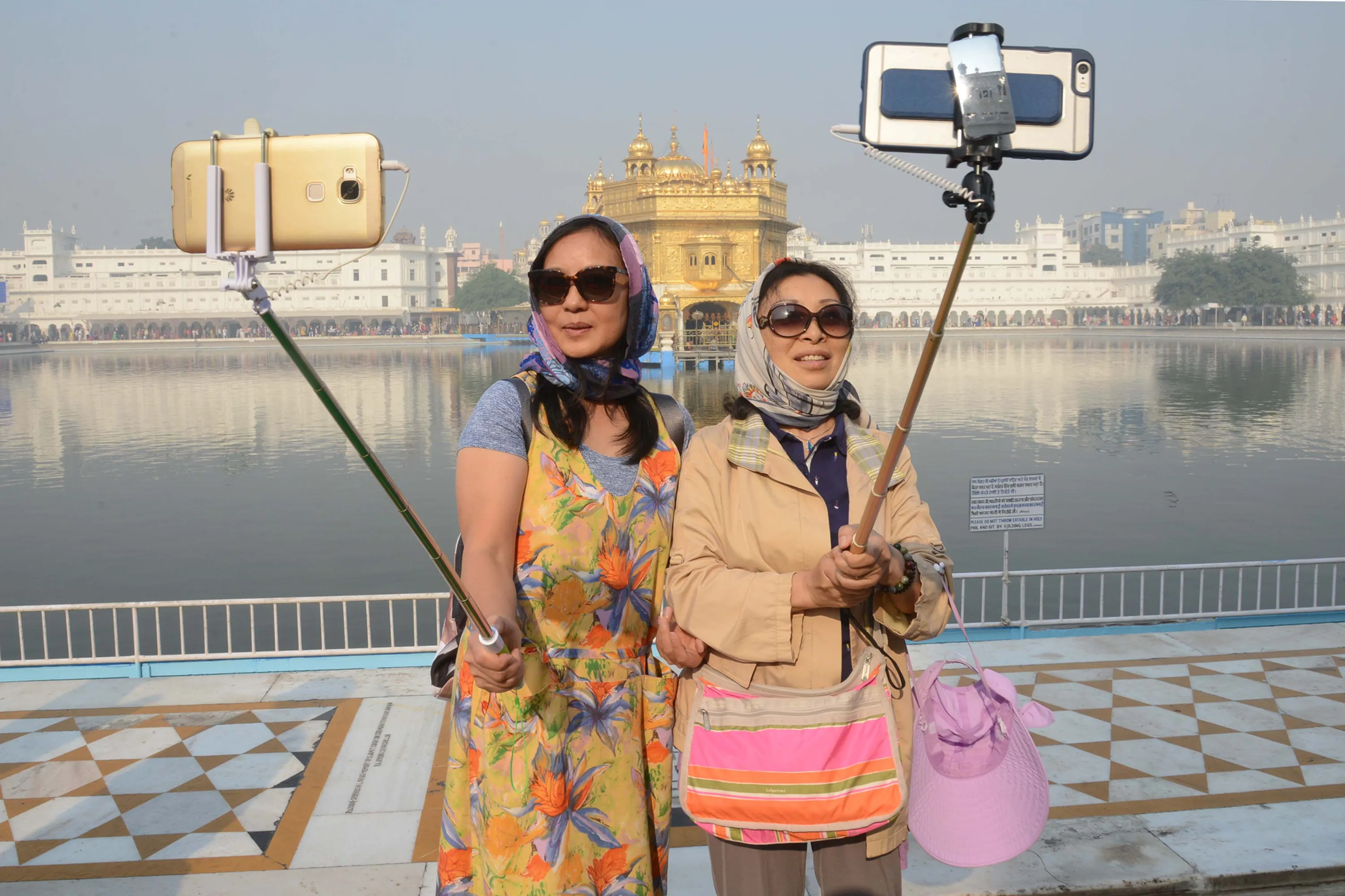 Первые в мире туристы. Китайские туристы. Турист селфи. Китайские Тревел блогеры. Плохой турист.
