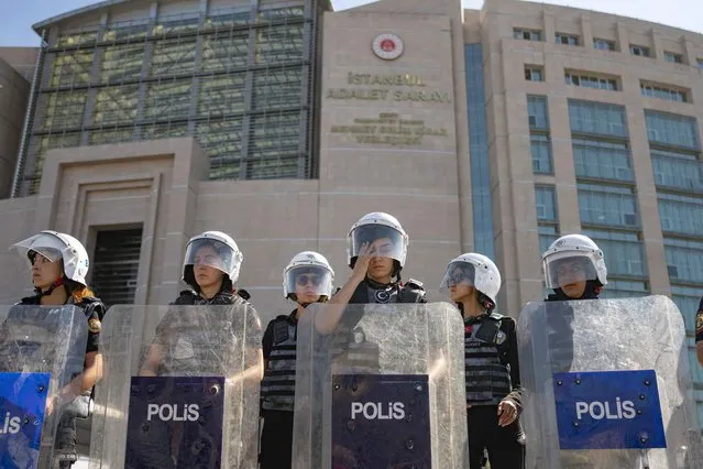 Turkish riot police hold shields during a protest in support of We Will Stop Femicide Platform outside the courthouse in Istanbul on September 13, 2023, on the sidelines of the last hearing of a trial seeking to ban the platform. Turkey on September 13 resumed the trail of an anti-femicide campaign group that prosecutors are trying to shut down on charges of violating administrative laws and “morality”. Riot police cordoned off Istanbul's main courthouse and detained two supporters of the We Will Stop Femicide Platform ahead of a likely verdict later in the day. (Photo by Yasin Akgul/AFP Photo)