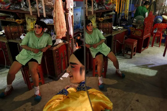 Chinese opera actors sit down backstage during a performance in Chinatown in Bangkok February 18, 2016. (Photo by Jorge Silva/Reuters)