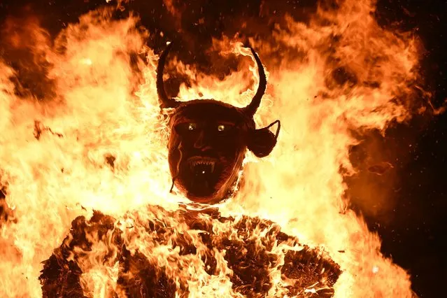 A figure depicting a devil is shown burning as part of the traditional “Burning the Devil” event in Guatemala City, Guatemala, 07 December 2023. Thousands of Guatemalans celebrate the “Burning of the Devil” tradition, which is several centuries old, and some people used their ingenuity to give it a political nuance and protest against officials accused of trying to reverse this year's electoral results. (Photo by Edwin Bercián/EPA/EFE)