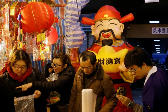 A God of Wealth-shaped balloon is seen at a market, ahead of Lunar New Year, in Taipei, Taiwan January 25, 2017. (Photo by Tyrone Siu/Reuters)
