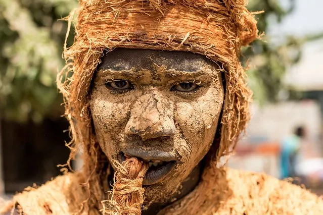 A man wears a traditional kankurang mask during the kankurang Festival in Janjanbureh on January 27, 2024. Listed as a UNESCO World Heritage Site since 2005, Kankurang, a combination of the Mandingo words “kango” and “Kurango”, literally translated as “voice” and “force”, ensures the transmission and teaching of the values and practices that form the basis of Mandingo cultural identity, a West African people whose historical home was the Mali empire. (Photo by Muhamadou Bittaye/AFP Photo)
