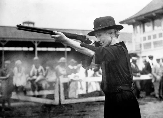 Expert sharpshooter and performer Annie Oakley comes out of retirement to practice for the Fred Stone Circus and Motor Hippodrome at the Mineola Fair Grounds, Long Island, N.Y., on July 27, 1922. Oakley performed in Buffalo Bill's Wild West Show from 1885 to 1902. (Photo by AP Photo)