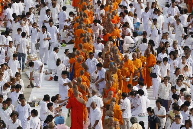 Buddhist monks and novices gather to receive alms at Wat Phra Dhammakaya temple, in what organizers said was a meeting of over 100,000 monks, in Pathum Thani, outside Bangkok April 22, 2016. (Photo by Jorge Silva/Reuters)