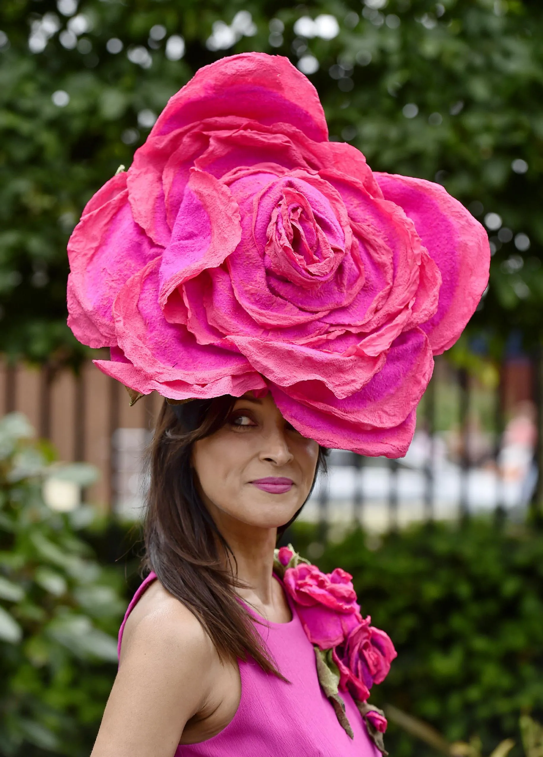 Шляпа растение. Royal Ascot hats. Розовая шляпа. Розочка на шляпке.