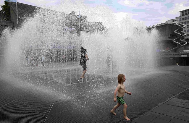 Children play in a fountain on a hot Summer day in London, Britain July 1, 2015. (Photo by Paul Hackett/Reuters)