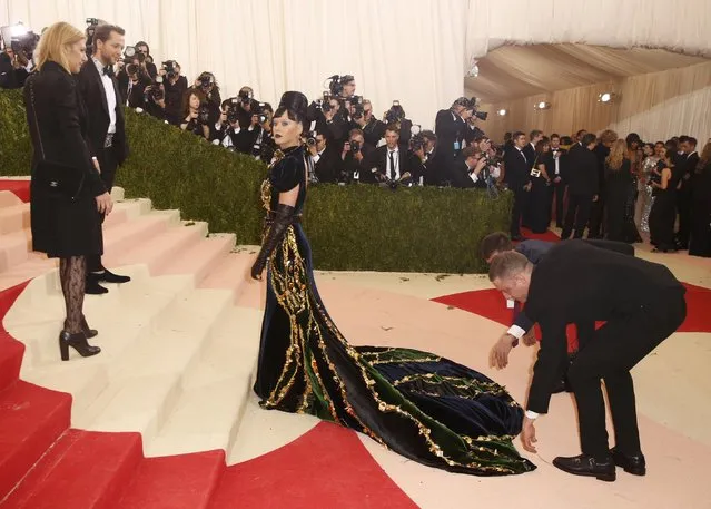 Singer Katy Perry arrives at the Metropolitan Museum of Art Costume Institute Gala (Met Gala) to celebrate the opening of “Manus x Machina: Fashion in an Age of Technology” in the Manhattan borough of New York, May 2, 2016. (Photo by Lucas Jackson/Reuters)