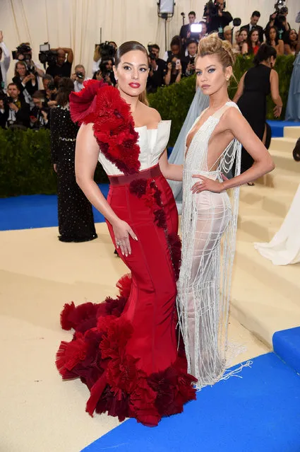 Ashley Graham (L) and Stella Maxwell attend the “Rei Kawakubo/Comme des Garcons: Art Of The In-Between” Costume Institute Gala at Metropolitan Museum of Art on May 1, 2017 in New York City. (Photo by Dimitrios Kambouris/Getty Images)