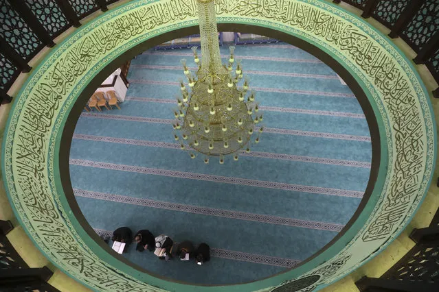 A few Palestinian worshippers pray at a mosque during the usually crowded weekly Friday prayers, in the midst of the coronavirus COVID-19 outbreak, in the West Bank town of Hebron on March 13, 2020. (Photo by Hazem Bader/AFP Photo)