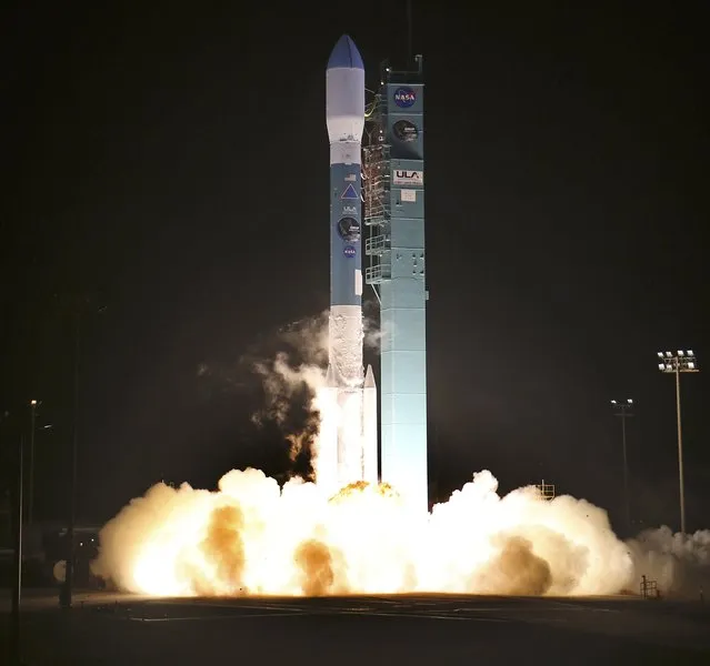 A 127-foot (39 meter) rocket built and flown by United Launch Alliance blasts off at 6:22 a.m. PST (14:22 GMT) from Vandenberg Air Force Base, California in this January 31, 2015 file photo. A key instrument on a $1 billion NASA satellite has failed, reducing scientists' ability to capture data to measure the moisture in Earth's soil in order to improve flood forecasting and monitor climate change, officials said September 3, 2015. (Photo by Gene Blevins/Reuters)