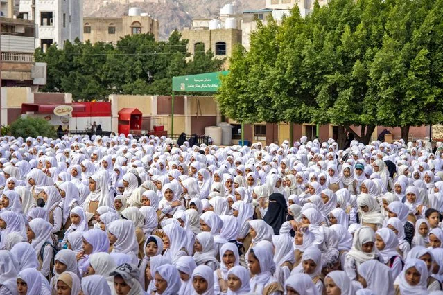 Yemeni pupils attend the first day of the new academic year at a school in Yemen's third-city of Taez on August 8, 2022. (Photo by Ahmad Al-Basha/AFP Photo)