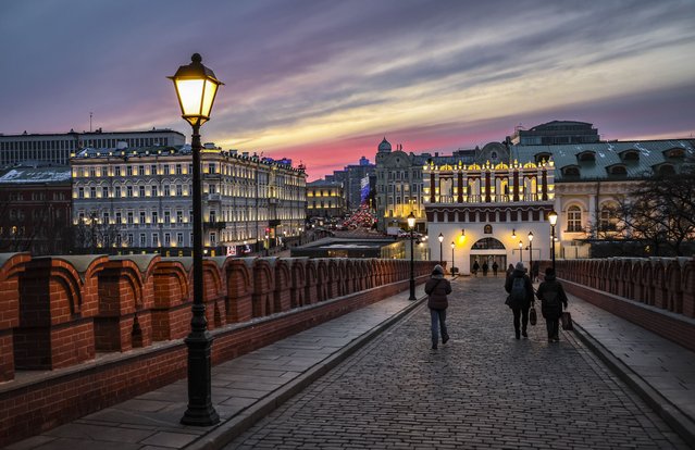 Pedestrians exiting Moscow’s Kremlin during sunset in Moscow, Russia, 17 March 2025. (Photo by Yuri Kochetkov/EPA)
