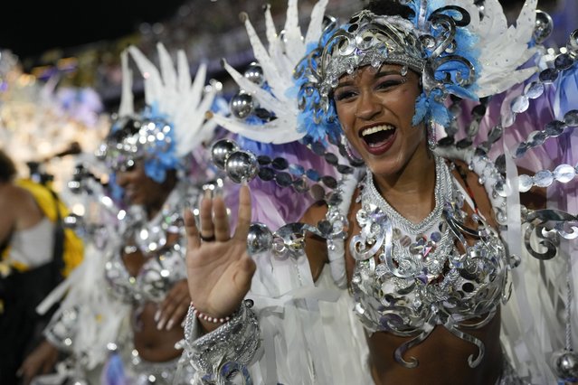 A performer from the Beija Flor samba school parades during Carnival celebrations at the Sambadrome in Rio de Janeiro, Brazil, early Monday, February 12, 2024. (Photo by Silvia Izquierdo/AP Photo)