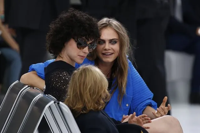 Model Cara Delevingne (R) and singer St Vincent take their seats as they arrive to attend German designer Karl Lagerfeld's Spring/Summer 2016 women's ready-to-wear collection show for fashion house Chanel at the Grand Palais which is transformed into a Chanel airport during the Fashion Week in Paris, France, October 6, 2015. (Photo by Benoit Tessier/Reuters)