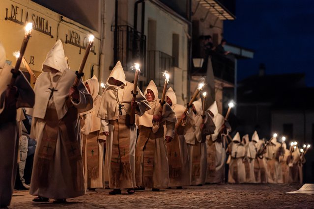 “Cristo de la Buena Muerte” brotherhood's Penitents take part in a procession during Holy Week in the northwestern Spanish city of Zamora on March 25, 2024. Christian believers around the world mark the Holy Week of Easter in celebration of the crucifixion and resurrection of Jesus Christ. (Photo by Cesar Manso/AFP Photo)