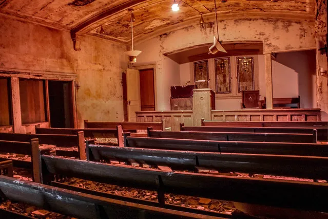 Urban Explorer Abandoned Southeast, which documented the site, said, “It appears that after the owner opened another funeral home across town, this one was left abandoned”. (Photo by Abandoned Southeast/Caters News Agency)