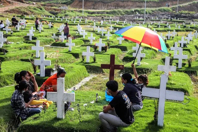 Residents visit graves of their relatives during Good Friday at a Covid-19 cemetery in Medan, Indonesia, 02 April 2021. (Photo by Dedi Sinuhaji/EPA/EFE)