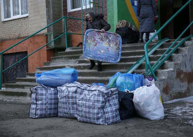 A local resident gathers her personal belongings as she leaves a residential sector affected by shelling in Kramatorsk, eastern Ukraine February 11, 2015. (Photo by Gleb Garanich/Reuters)