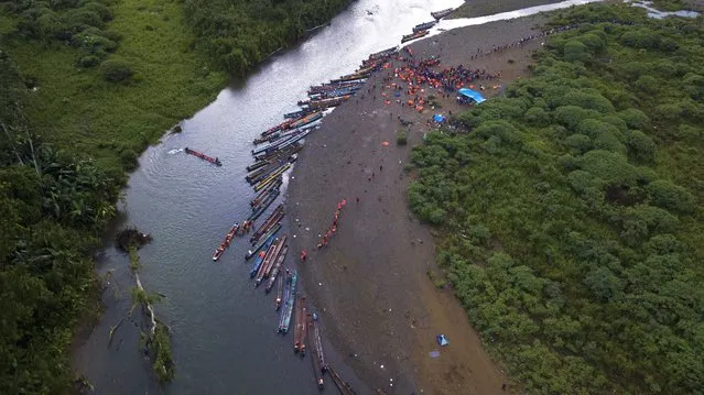 Migrants heading north take boats in Bajo Chiquito in the Darien province of Panama, Thursday, October 5, 2023, after walking across the Darien Gap from Colombia. (Photo by Arnulfo Franco/AP Photo)
