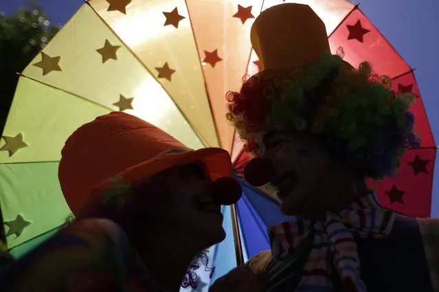 Revellers react during an annual block party known as “Enquanto isso na Sala da Justiça” (Meanwhile, in the justice room), one of the many carnival parties taking place in the neighbourhood of Olinda, Brazil February 7, 2016. (Photo by Ueslei Marcelino/Reuters)