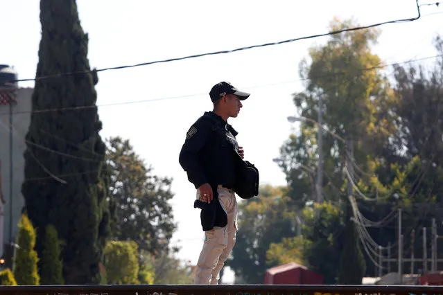 Police guard the area of a super market after people began looting amid to protest agaist the rising prices of gasoline enforced by the Mexican government in Ecatepec, Mexico January 5, 2017. (Photo by Carlos Jasso/Reuters)