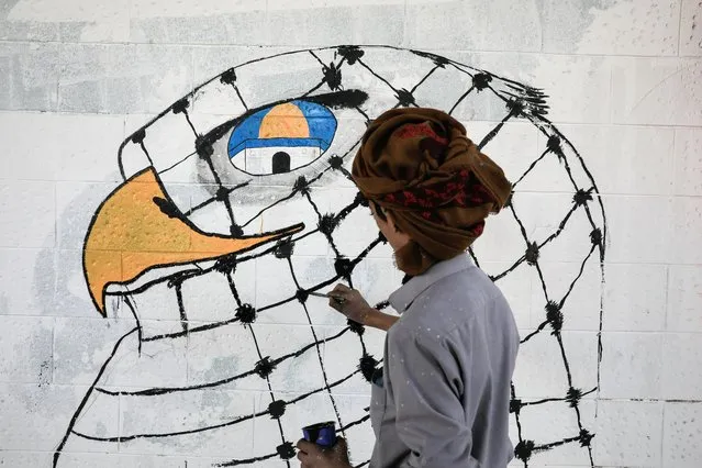 A Yemeni artist paints graffiti on a wall in solidarity with the Palestinian people, in Sana'a, Yemen, 02 November 2023. Yemeni artists in Sana'a gathered to paint graffiti dedicated to the Palestinian people in the Gaza Strip amid the ongoing conflict between Israel and Hamas.Thousands of Israelis and Palestinians have died since the militant group Hamas launched an unprecedented attack on Israel from the Gaza Strip on 07 October, and the Israeli strikes on the Palestinian enclave which followed it. (Photo by Yahya Arhab/EPA)