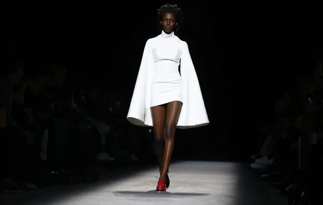 A model presents a creation from the Fall/Winter 2016/17 Ready to Wear Collection by French designer Simon Porte for Jacquemus fashion house during the Paris Fashion Week, in Paris, France, 01 March 2016. The presentation of the Women's collections runs from 01 March to 09 March. (Photo by Ian Langsdon/EPA)