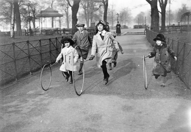 Children bowling hoops in Hyde Park on January 1, 1922. (Photo by Topical Press Agency/Getty Images)