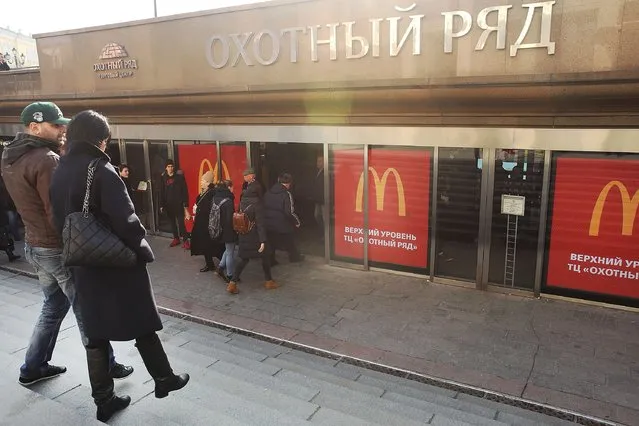 Russians walk into a McDonald's restaurant in Moscow on March 7, 2017 in Moscow, Russia. (Photo by Spencer Platt/Getty Images)