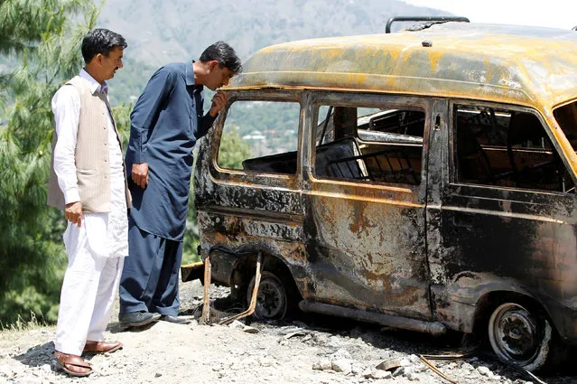 People look at the van in which Ambreen Riasat was burned in the village of Makol outside Abbottabad, Pakistan May 6, 2016. (Photo by Caren Firouz/Reuters)