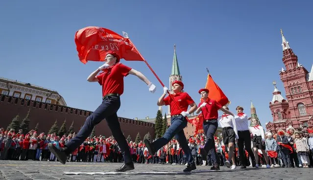 Members of the Russian Young Pioneers attend a ceremony of joining the pioneer organization, organized by the Russian Communist Party at the Red Square in Moscow, Russia, 22 May 2022. The pioneer organization of the Soviet era, was an element of communist education at school. Russian schools are currently reviving and promoting the moral values of the pioneer organizations. (Photo by Yuri Kochetkov/EPA/EFE)