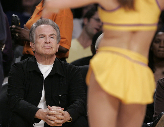 Warren Beatty watches the Lakers Girls cheerleaders in Los Angeles, November 2006. (Photo by Lucy Nicholson/Reuters)