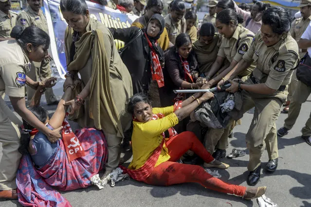 Police personnel detain members of Communist Party of India (CPI) as they demand the resignation of Union Home Minister Amit Shah for the responsibility about the violence in Delhi, during a protest in Hyderabad on February 27, 2020. Sporadic violence hit parts of Delhi overnight as gangs roamed streets littered with the debris of days of sectarian riots that have killed 32 people, police said on February 27. (Photo by Noah Seelam/AFP Photo)