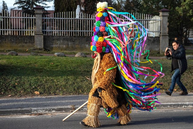 Participants take part in the so-called “Bearded Men” parade in the streets of Slawatycze village, eastern Poland, 29 December 2023. “Bearded Men” is an old local tradition, passed from generation to generation. In last three days of December, costumed citizens of Slawatycze say goodbye to the old year and make wishes for the New Year. (Photo by Wojtek Jargilo/EPA/EFE)