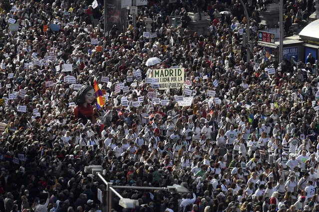 Hundreds of thousands of protesters march during a demonstration called by citizens under the slogan “Madrid stands up for its public health. Against the destruction of primary health care” in Madrid on November 13, 2022. (Photo by Oscar del Pozo/AFP Photo)