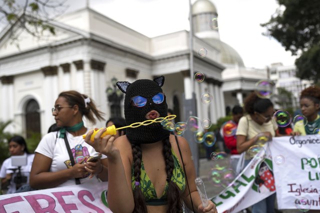 Women protest on International Safe Abortion Day outside Congress in Caracas, Venezuela, Thursday, September 28, 2023. Abortion is criminalized in Venezuela, with the exception of abortions to save the life of the pregnant mother. (Photo by Ariana Cubillos/AP Photo)