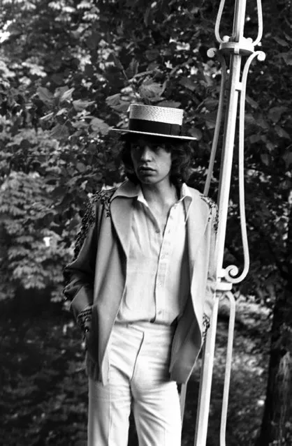 Mick Jagger, lead singer of The Rolling Stones pop music group, wears a straw hat during a press conference at the Bois de Boulogne in Paris, France on September 22, 1970. The Rolling Stones will perform at three concerts in the French capital. (Photo by AP Photo)