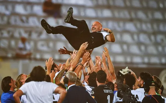Spezia's Italian coach Vincenzo Italiano (center) lifted by his players after being promoted to Serie A after the Italian Serie B play-off final soccer match Spezia Calcio vs Frosinone Calcio at Alberto Picco stadium in La Spezia, Italy, 20 August 2020. (Photo by Simone Arveda/EPA/EFE/Rex Features/Shutterstock)