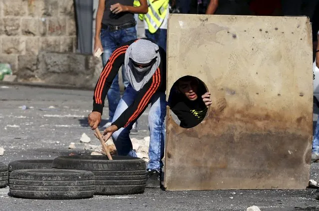 Palestinians clash with  Israeli border police during clashes at a checkpoint between Shuafat refugee camp and Jerusalem October 9, 2015. (Photo by Ammar Awad/Reuters)