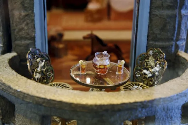 Miniature iced tea is displayed on a balcony outside of the "child's bedroom" inside of the Astolat Castle, a 3 metre (9 foot) tall dollhouse, currently on display in New York November 14, 2015. (Photo by Lucas Jackson/Reuters)