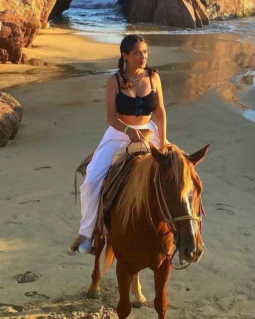 Mexican-American actress Salma Hayek “chases sunsets” on horseback in Mexico in the second decade of August 2023. (Photo by salmahayek/Instagram)