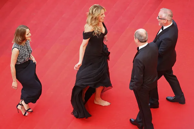 (L-R) Director Jodie Foster and cast members Julia Roberts are welcomed by Cannes Film festival president Pierre Lescure and general delegateThierry Fremaux while arriving on the red carpet for the screening of the film “Money Monster” out of competition during the 69th Cannes Film Festival in Cannes, France, May 12, 2016. (Photo by Yves Herman/Reuters)