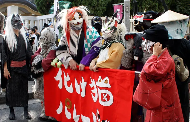 Participants dressed as ghost cats, attend an annual ghost cat “Bakeneko” festival in Tokyo, Japan, October 16, 2016. (Photo by Miyu Ando/Reuters)