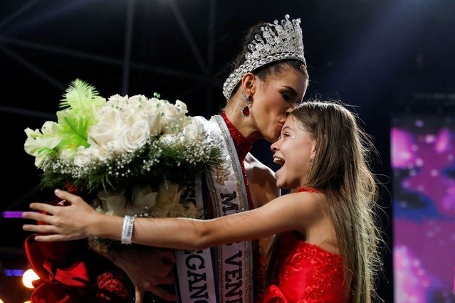 Miss Amazonas Ileana Marquez kisses her daughter, after winning the Miss Venezuela 2023 pageant, whose winner will participate in the Miss Universe 2024 contest, in Caracas, Venezuela on December 8, 2023. (Photo by Leonardo Fernandez Viloria/Reuters)