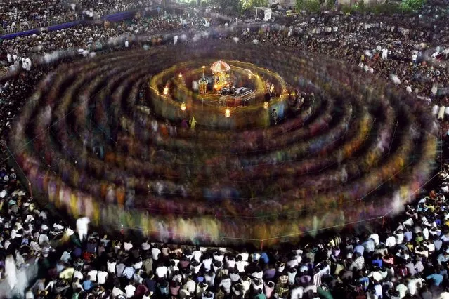 Hindu devotees perform Garba, a traditional folk dance, during the celebrations to mark the Navratri festival at Surat in the western Indian state of Gujarat October 12, 2013. (Photo by Amit Dave/Reuters)